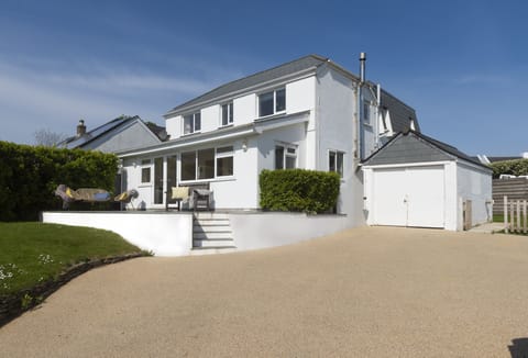 Welcome to Little Tresevens, a delightful family retreat situated just a 10-minute walk from Polzeath Beach