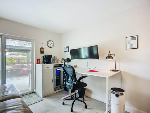 External computer monitor provided with USB- HDMI connection