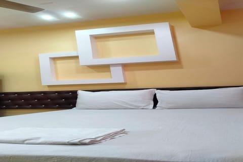 Deluxe Room | Desk, free WiFi