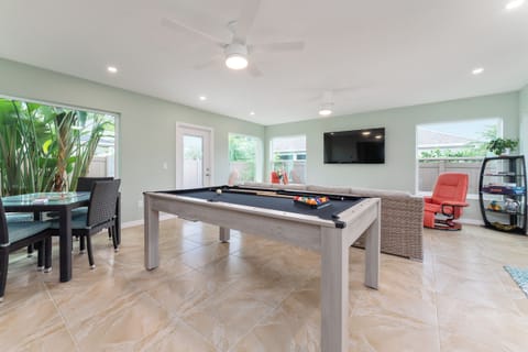 Game Room w/ POOL TABLE, Gaming Table, Flatscreen TV and Lounge Seating