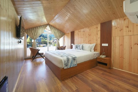 SKYVIEW ATTIC WITH BALCONY | Egyptian cotton sheets, premium bedding, minibar, desk