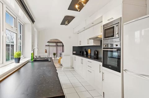 House, 2 Bedrooms | Private kitchen | Full-size fridge, microwave, oven, stovetop