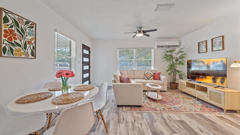 House, 4 Bedrooms | Living area | Smart TV