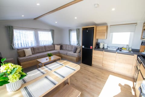 Open plan lounge kitchen diner