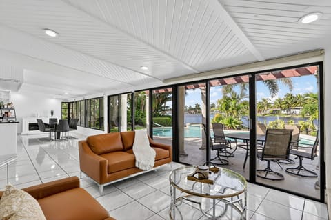 Superior House, Canal View | Living area