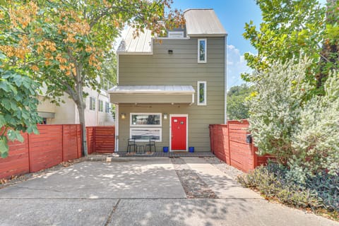 Austin Vacation Rental | 2BR | 2.5BA | 1,440 Sq Ft | 2 Steps to Enter