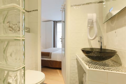 Superior (Arabesque) | Bathroom | Shower, free toiletries, hair dryer, towels