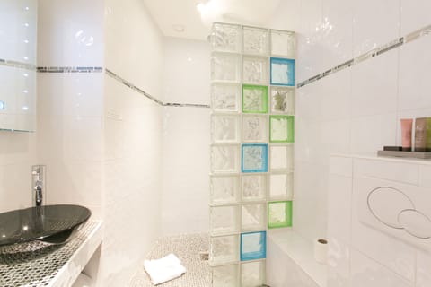 Superior (Arabesque) | Bathroom | Shower, free toiletries, hair dryer, towels