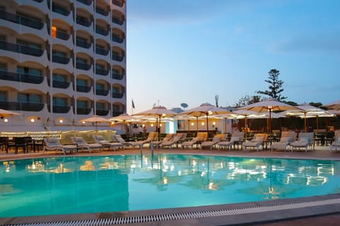 Seasonal outdoor pool, pool umbrellas, sun loungers