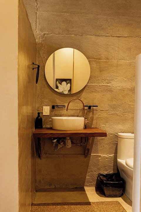 Comfort Double Room | Bathroom | Shower, rainfall showerhead, free toiletries, towels