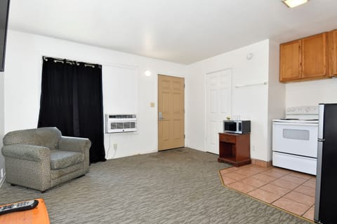 Single Room, 1 Queen Bed | Desk, laptop workspace, free WiFi