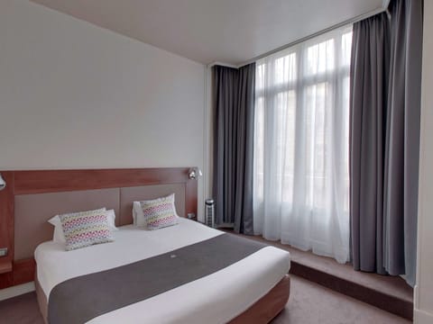 Standard Room, 1 Double Bed | Premium bedding, in-room safe, desk, laptop workspace