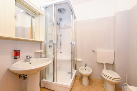 Economy Double Room | Bathroom | Shower, hair dryer, bidet, towels