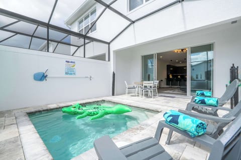 Make a splash in your private, screened-in pool! Complete with a fun gator floatie and comfy loungers, it's the ultimate spot for family fun in the sun.