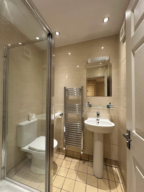 Single Room | Bathroom | Free toiletries, hair dryer, towels, soap