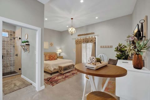 House, 1 King Bed, Hot Tub (807 Poplar Pl- 2 Pop) | 1 bedroom, individually decorated, individually furnished, bed sheets