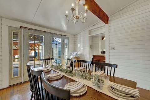 House, Multiple Beds, Pool Access, Pool View (908 N Crockett) | 4 bedrooms, individually decorated, individually furnished, bed sheets