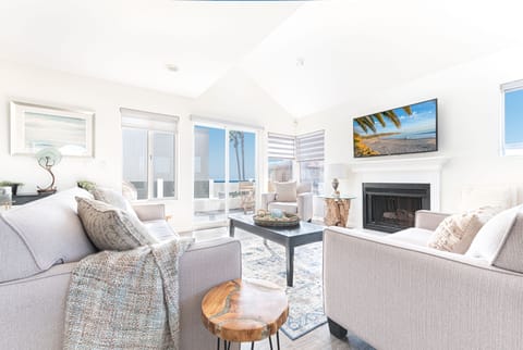 Second floor living area with panoramic ocean views and sliding doors that open to the front patio
                