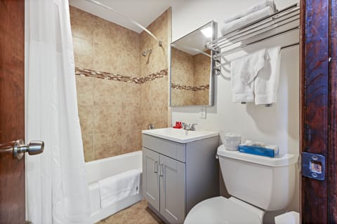 Standard Room, 1 Queen Bed | Bathroom | Combined shower/tub, free toiletries, towels