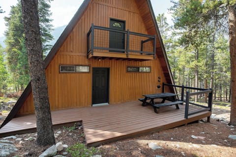 Come on in! Back deck with additional seating