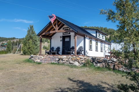 Welcome to the Last Best Loft! A cozy, studio cabin perfect for couples adventuring in Philipsburg!