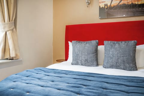 King or Twin Room | Minibar, individually decorated, individually furnished