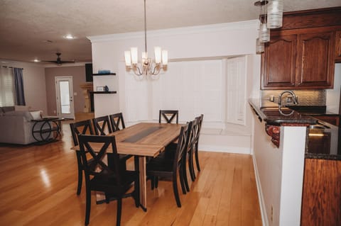 Kitchen dining area, seats 8 easily