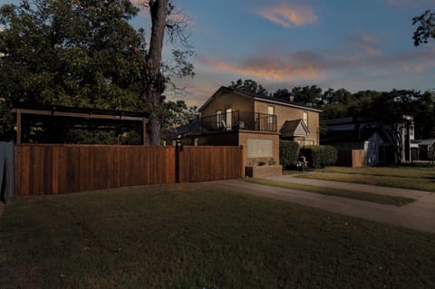 “Historic Dallas home with fenced yard, balcony, and private parking.”