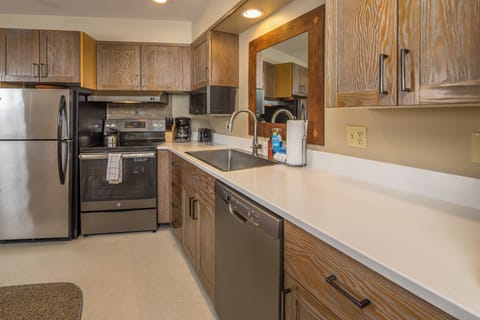 Fully equipped kitchen for all your culinary creations | Main Level