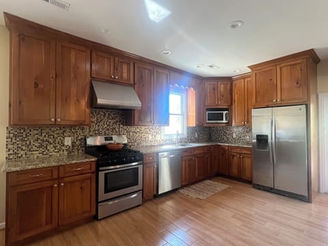 Full Kitchen with a Gas Stove, Dishwasher, Icemaker