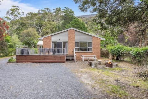 Kookaburra Retreat , your central Halls Gap base — walk to town, trails and wildlife from the front door