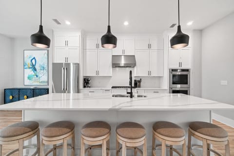 Chef's Kitchen - High-end Appliances - Bar Seating for 6