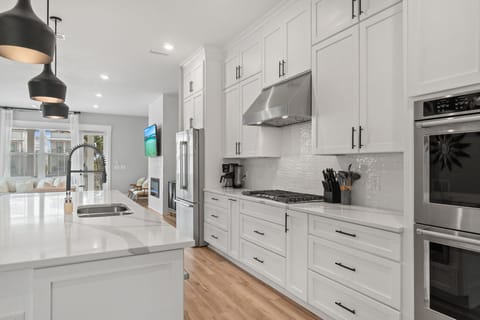 Chef's Kitchen - High-end Appliances - Bar Seating for 6