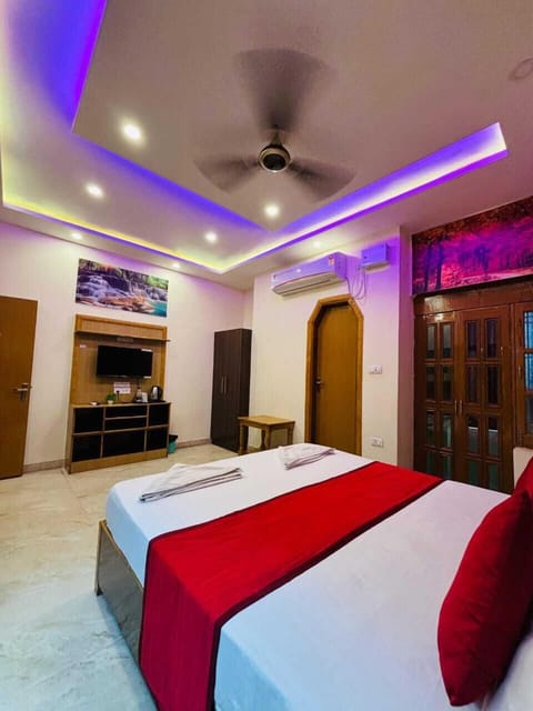 Deluxe Single Room, Balcony, Park View | Laptop workspace, soundproofing, free WiFi