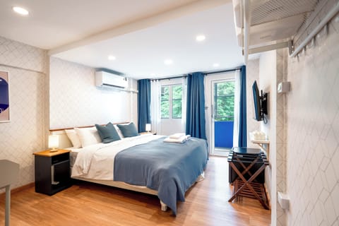 Deluxe King Room with Balcony | Blackout drapes, iron/ironing board, free WiFi, bed sheets