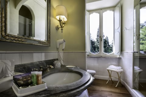 Junior Suite | Bathroom | Combined shower/tub, free toiletries, hair dryer, bathrobes