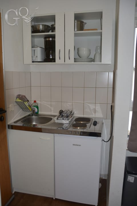 Deluxe Studio Suite | Private kitchen | Fridge, microwave, electric kettle, cookware/dishes/utensils