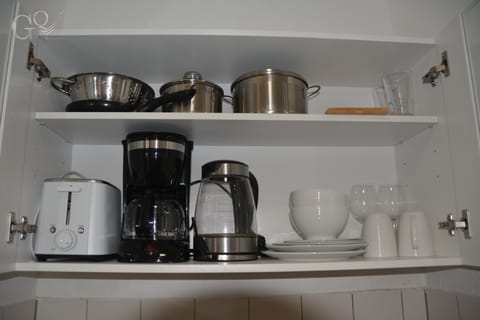 Deluxe Studio Suite | Private kitchenette | Fridge, microwave, electric kettle, cookware/dishes/utensils