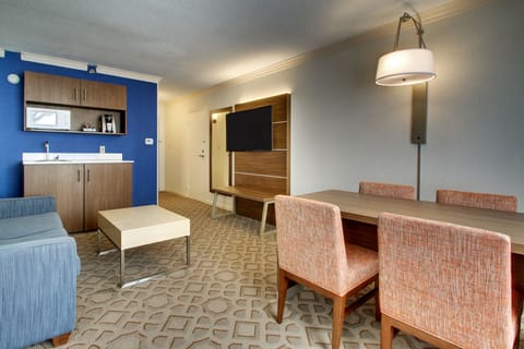 Suite, 1 Bedroom | Hypo-allergenic bedding available, in-room safe, desk, blackout drapes