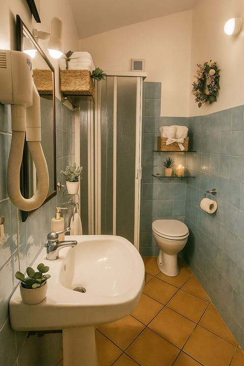 Triple Room | Bathroom | Shower, hair dryer, bathrobes, towels