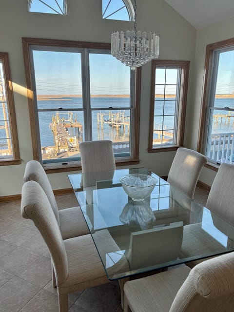 Dinning room overlooking the Bay.