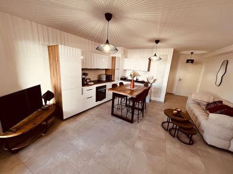 Cet espace repas chaleureux et convivial s’intègre parfaitement à la cuisine ouverte, créant un lieu idéal pour partager des repas en famille ou entre amis. Lm sud Conciergerie Montpellier