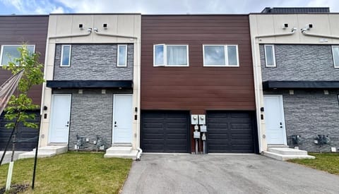 Bentley Commons 4 Bedroom Townhomes in the Fallsview Tourist District.