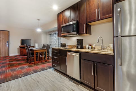 Suite, 1 Bedroom, Kitchenette | Private kitchen | Coffee/tea maker