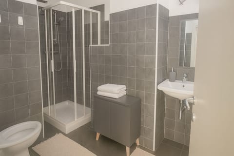 Room (Athos 1) | Bathroom | Towels, toilet paper