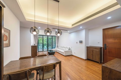 Superior Apartment, 3 Bedrooms, Kitchen, City View | Living room | Smart TV