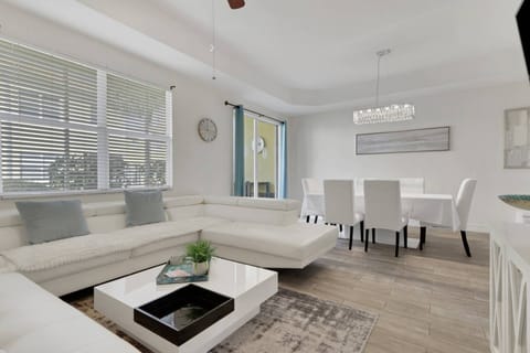 This elegantly designed townhome will please even the most descriminating traveler; located in S Fort Myers, you're close to the best of SW Florida!
