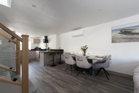 Tiddlywink, Newquay. Ground floor: Sleek interiors, contemporary finishes, and a large dining table