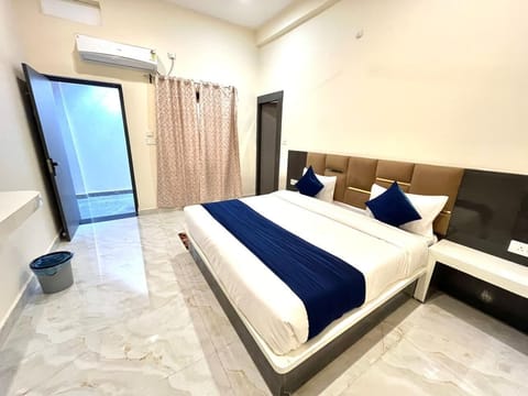 Deluxe Double Room, City View | Desk, laptop workspace, iron/ironing board, free WiFi