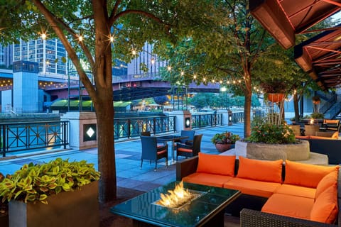 2 bars/lounges